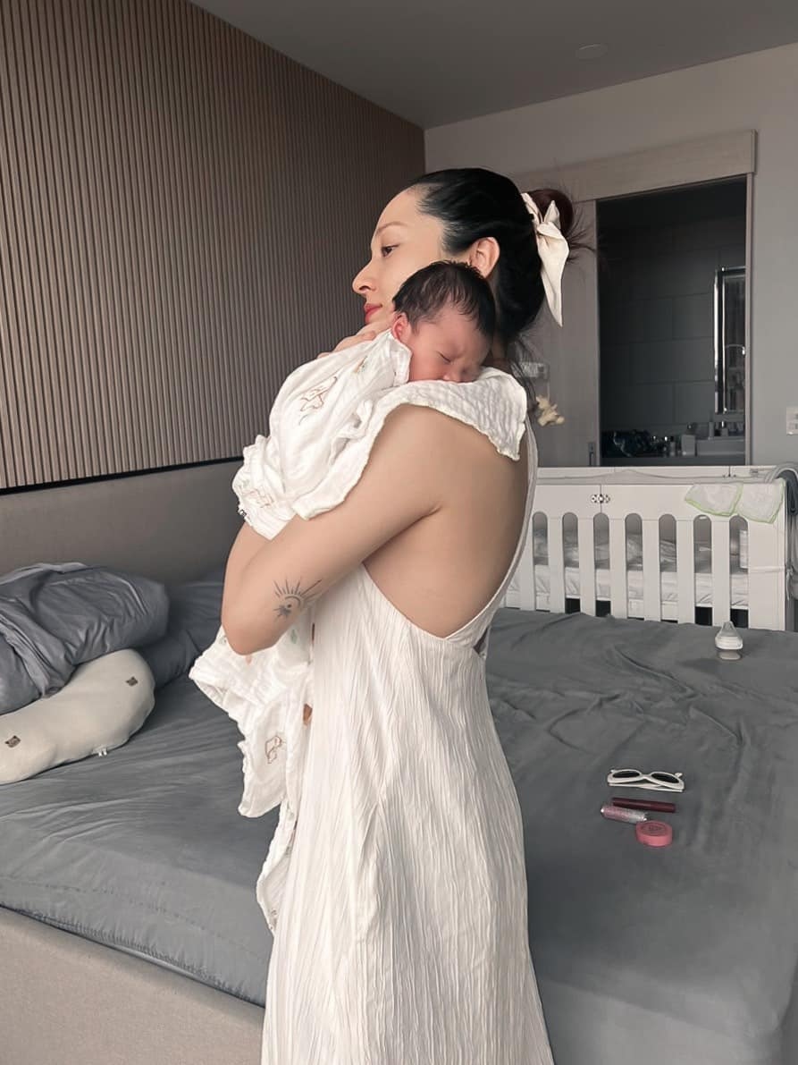 Vào tháng 4, Bảo Anh bất ngờ công khai hình ảnh con gái đầu lòng sau thời gian giữ kín. Trước đó, nữ ca sĩ không phủ nhận nhưng cũng không lên tiếng về tin đồn sinh con. Bảo Anh đăng ảnh con gái kèm dòng chia sẻ: "Tính 18 tuổi mới ra mắt mà mới biết đi thì mẹ đã gây chuyện rồi. Xin chào cả nhà, con là Misumi".