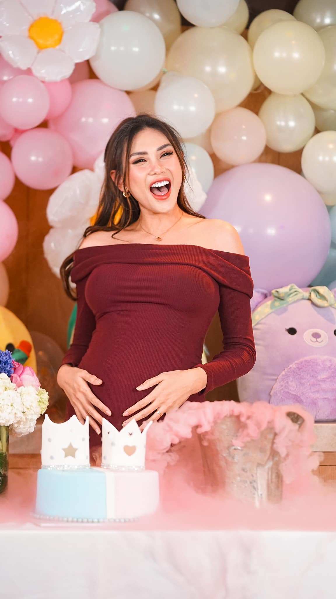 Chia sẻ về lý do về Việt Nam sinh con, chân dài sinh năm 1988 cho biết khoảng thời gian ở cữ cần sự hỗ trợ của gia đình. Ở Mỹ không có ai quen biết, cô sợ rơi vào tình trạng trầm cảm. "Tôi mang bầu con gái, tuy bầu nhưng không nghén, thèm ăn cả thế giới, gì cũng ăn được. Tôi qua Mỹ nhưng không buồn vì được chồng yêu thương, cưng chiều. Ai cũng nghĩ tôi qua Mỹ sinh con nhưng không hề, chồng tôi là người Mỹ rồi nên tôi đẻ con ở đâu cũng không quan trọng. Tôi muốn đẻ con ở Việt Nam để có gia đình, cha mẹ, bạn bè bên cạnh".