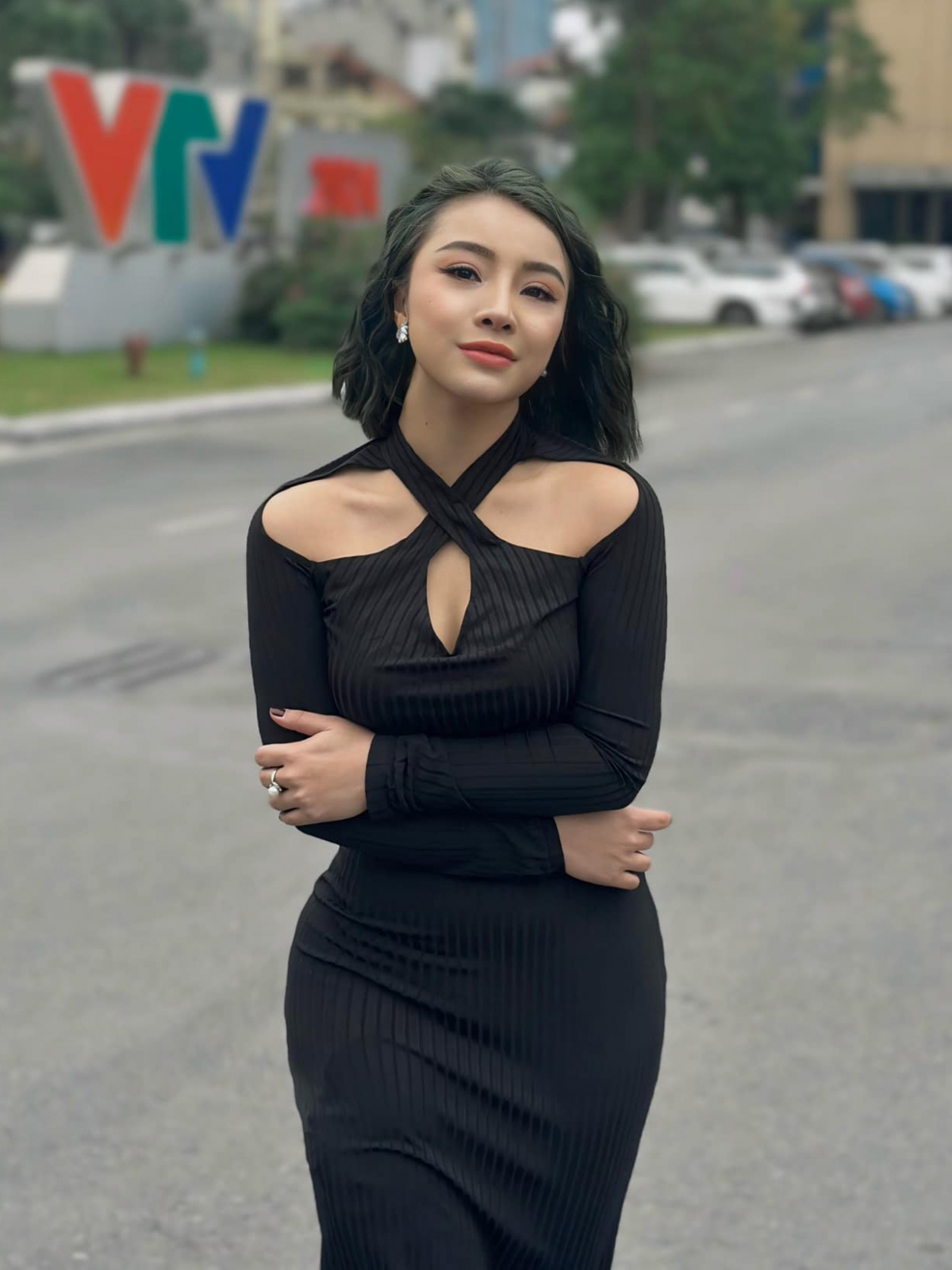 Liên Tít sinh năm 1993, tốt nghiệp trường cao đẳng Nghệ thuật Hà Nội. Cô tham gia một số vai diễn ấn tượng trong một số phim truyền hình như Quỳnh búp bê, Hãy nói lời yêu, Lựa chọn số phận, Đấu trí, Người một nhà,...