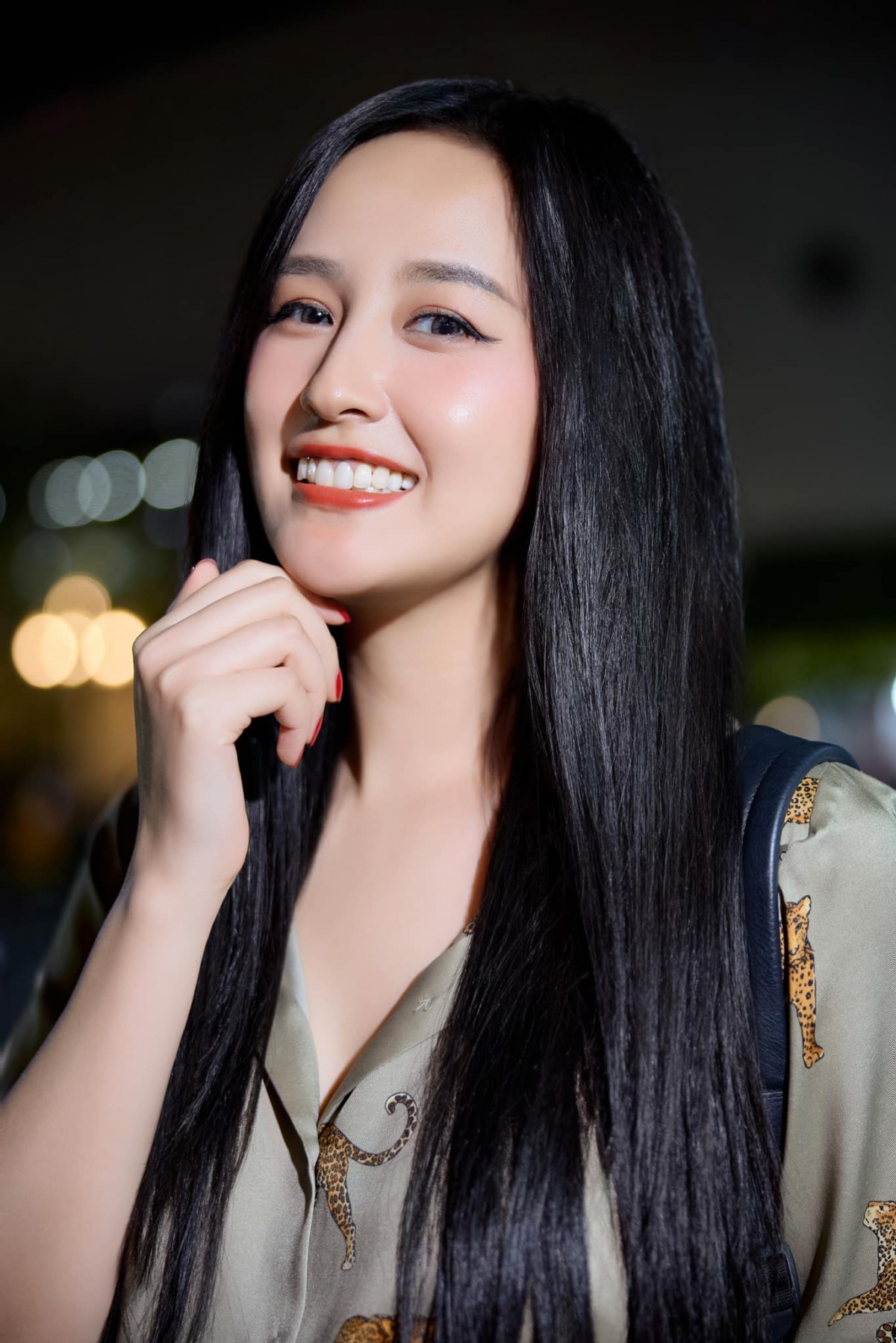 Dù đã ở độ tuổi 36, Hoa hậu Việt Nam 2006 vẫn giữ được nhan sắc trẻ trung, vẻ ngoài tràn đầy sức sống và vóc dáng thanh mảnh. Người đẹp yêu thích vẻ đẹp tự nhiên, mộc mạc nên cô cũng chọn phong cách trang điểm nhẹ nhàng và kiểu tóc đơn giản mỗi khi ra đường.