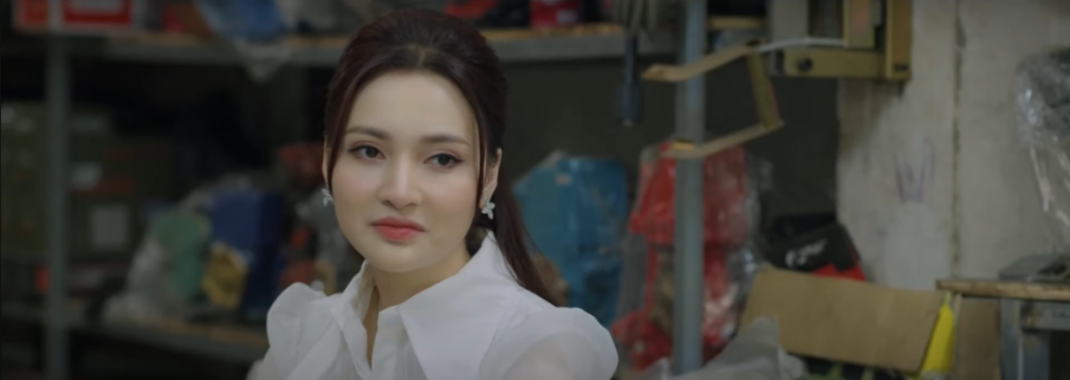 Yên thấy không vui khi khách hàng nữ đến cửa hàng của Hùng để làm quen