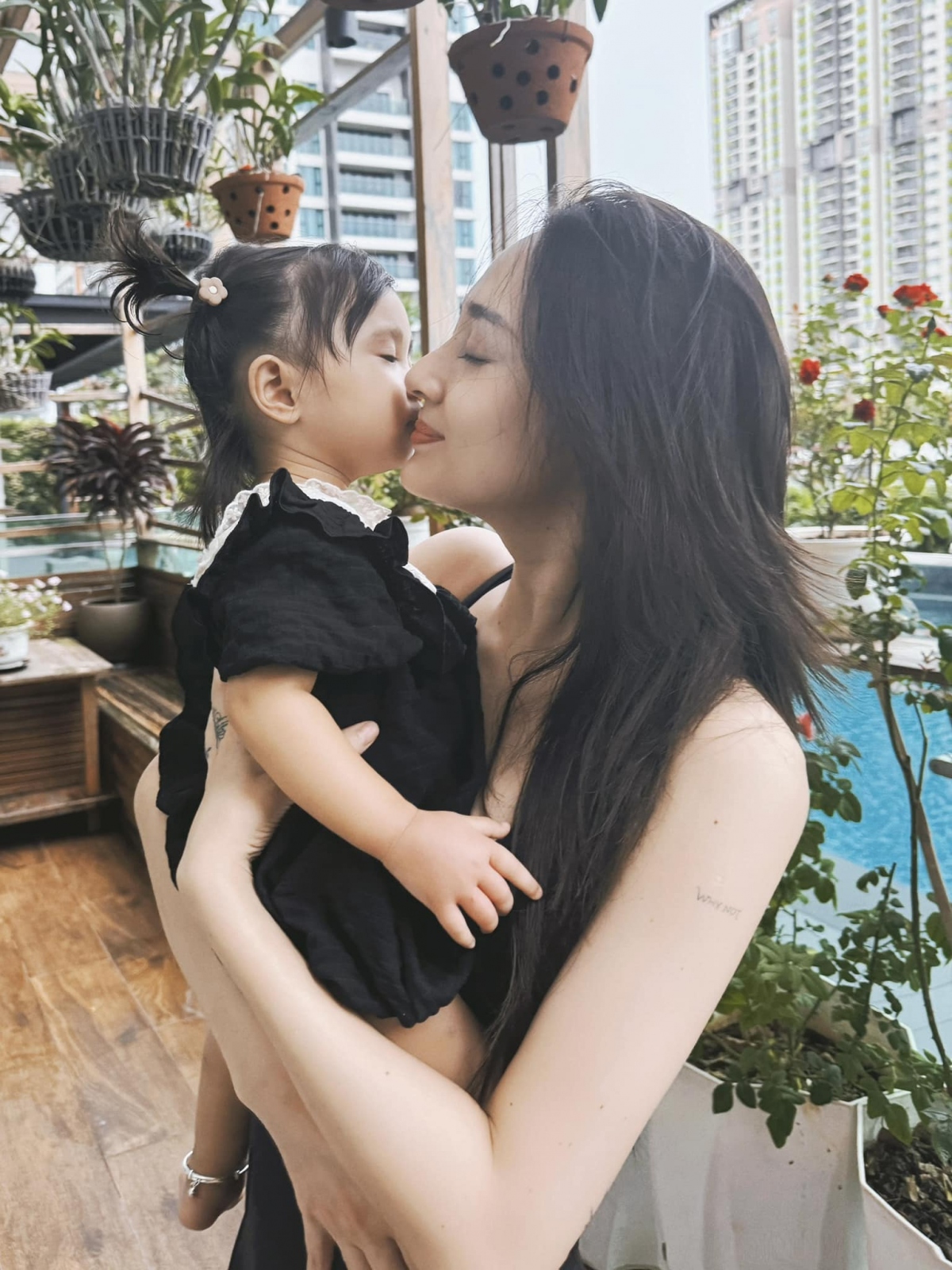 Dù làm mẹ đơn thân, Bảo Anh không cảm thấy phải một mình và không cần vất vả nuôi con, cô có gia đình, người thân và bạn bè hỗ trợ. Trên trang cá nhân, Bảo Anh thường xuyên chia sẻ những khoảnh khắc hạnh phúc bên con gái. "Dù mẹ cũng chưa trưởng thành lắm đâu, nhưng mẹ yêu em. Lần đầu làm mẹ chắc chắn sẽ không tránh khỏi những thiếu sót, mong em thông cảm nha em ơi", nữ ca sĩ tâm sự.