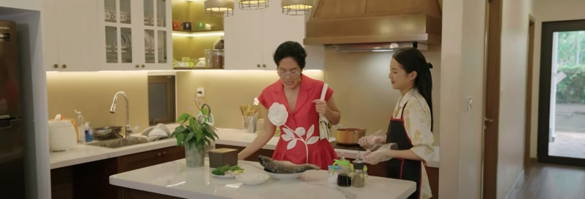 Trang vào bếp nấu món yêu thích cho chồng