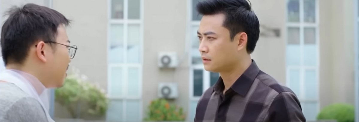 Quý đưa con đi tiêm lại gặp Nghiêm đang ngồi uống nước với người yêu cũ