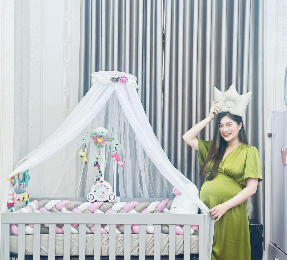 Diễn viên Thanh Trúc hạ sinh con gái đầu lòng. “Chào mừng con gái đến với thế giới này cùng với bố mẹ”, cô chia sẻ trên trang cá nhân. Thanh Trúc cho biết sức khỏe của cô dần hồi phục, có thể bế con. (Nguồn: FBNV)