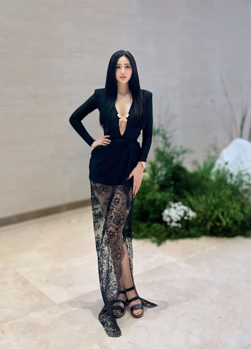 Giải thích về lý do đi giày bệt, đại diện của Mai Phương Thúy chia sẻ: "Mai Phương Thúy có chiều cao nổi bật nên không muốn mang giày quá cao. Hôm đó, Mai Phương Thúy cũng có vấn đề về sức khỏe nên đi giày bệt để đảm bảo thể trạng, thuận tiện di chuyển".