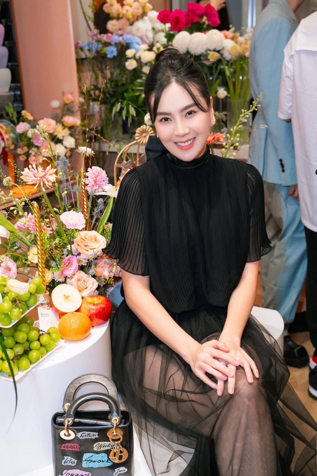MC Mai Ngọc khoe vẻ đẹp rạng rỡ với nhan sắc ngọt ngào tại một cửa hàng hoa. “Đến một thời điểm bạn bỗng phát hiện ra mình không còn thích những bông hồng rực rỡ nhiều gai nữa. Chỉ cần bình dị, dịu dàng như Tulip là đủ”. (Nguồn: FBNV)