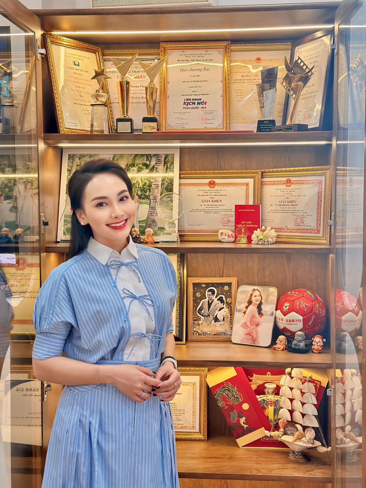 Bảo Thanh khoe góc trưng bày kỷ niệm chương sau 26 năm làm nghệ thuật. “Sự nghiệp phát triển tuy hơi chậm so với nhiều người nhưng trộm vía cũng có những đỉnh vinh quang, những mốc son chói loá trong cuộc đời. Nhưng chưa bao giờ ngừng yêu, chưa bao giờ thôi cố gắng”, nữ diễn viên tâm sự. (Nguồn: FBNV)