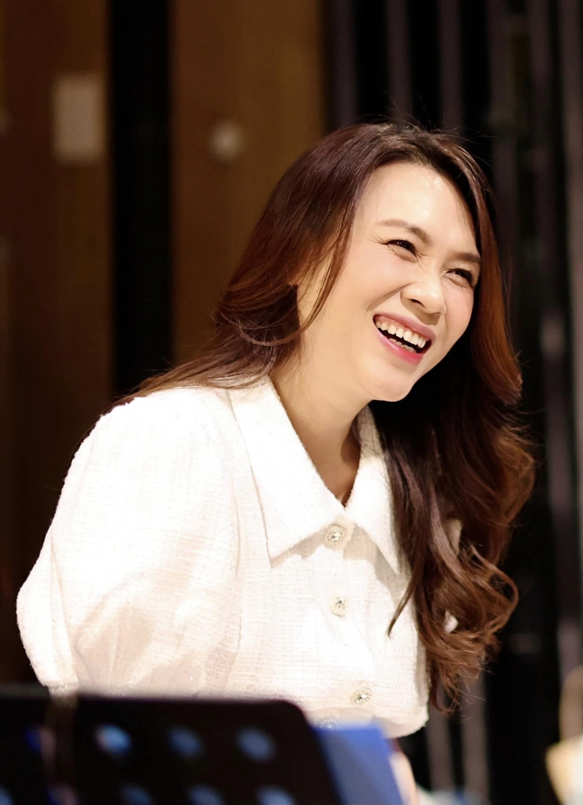 Mỹ Tâm cười rạng rỡ khi tập cùng ban nhạc. Nữ ca sĩ đang chuẩn bị cho liveshow My Soul 1981 tại Đà Nẵng. (Nguồn: FBNV)