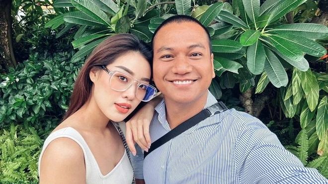 Chuyện showbiz 14/7: Lễ vu quy và lễ cưới của Hoa hậu Khánh Vân sẽ diễn ra vào tháng 12. Trong đó, lễ vu quy diễn ra tại nhà riêng cô dâu ở TP.HCM, dự kiến vào ngày 6/12. Ngày 12/12, vợ chồng cô tổ chức tiệc báo hỷ. Chồng của Khánh Vân là nhiếp ảnh gia Nguyễn Long, hơn cô 17 tuổi. (Nguồn: FBNV)