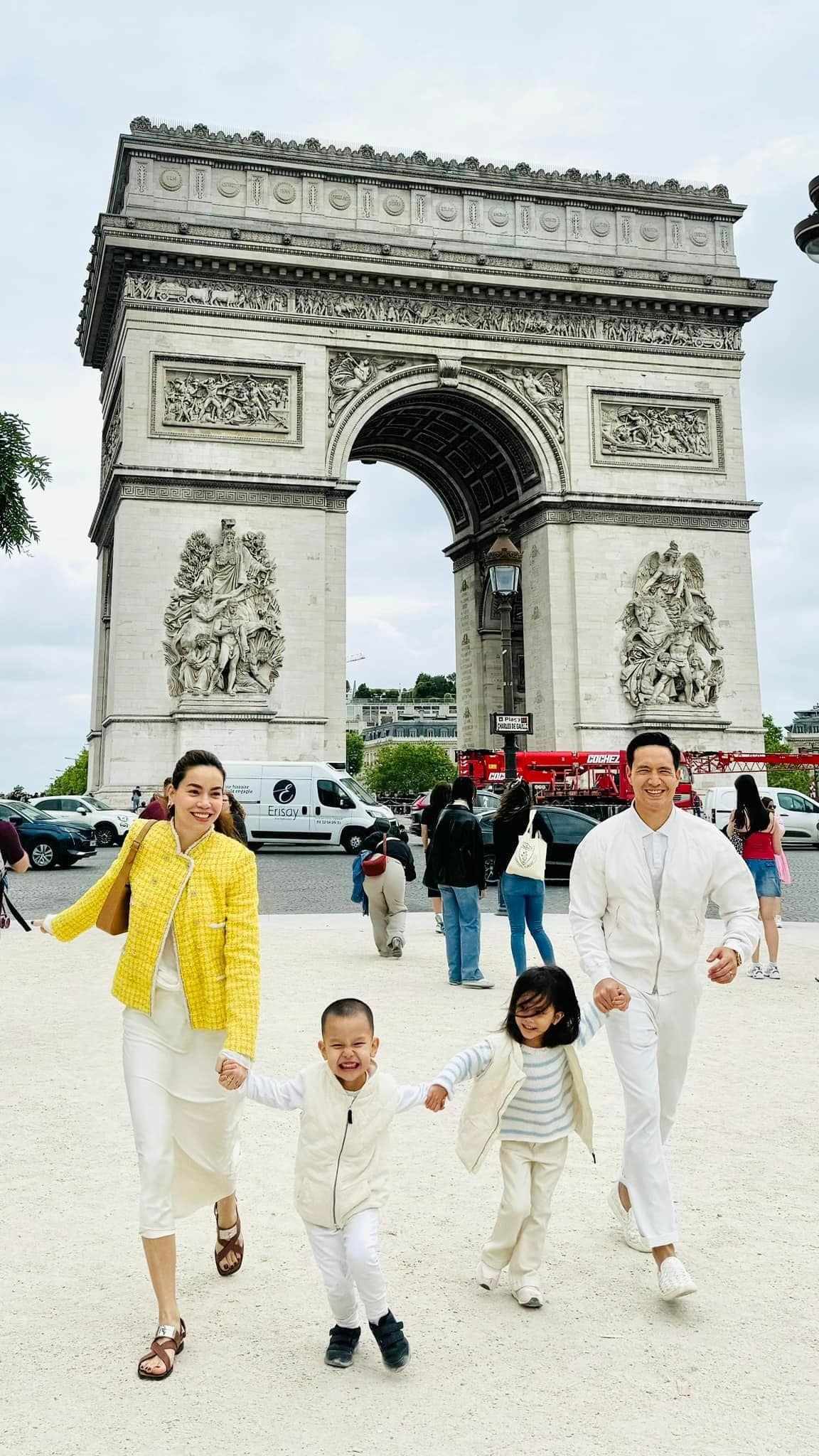 Hồ Ngọc Hà cùng Kim Lý đưa các con Subeo, Lisa và Leon đi du lịch Paris trước khi sang Thụy Điển thăm gia đình Kim Lý. Gia đình nữ ca sĩ đi dạo các con phố quanh Khải Hoàn Môn, tháp Eiffel, bảo tàng Louvre và sông Seine. (Nguồn: FBNV)