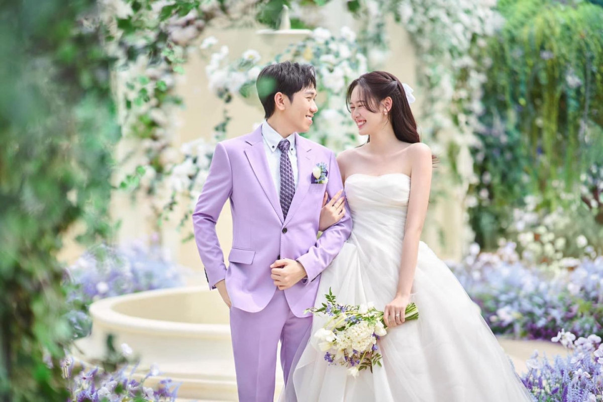 Diễn viên Anh Đức chia sẻ loạt ảnh cưới rạng ngời với vợ sắp cưới Quỳnh Anh Phạm. Đám cưới chính thức của cặp đôi sẽ diễn ra vào ngày 26/7 và dự kiến có sự tham dự của đông đảo nghệ sĩ khách mời thân thiết. (Nguồn: FBNV)
