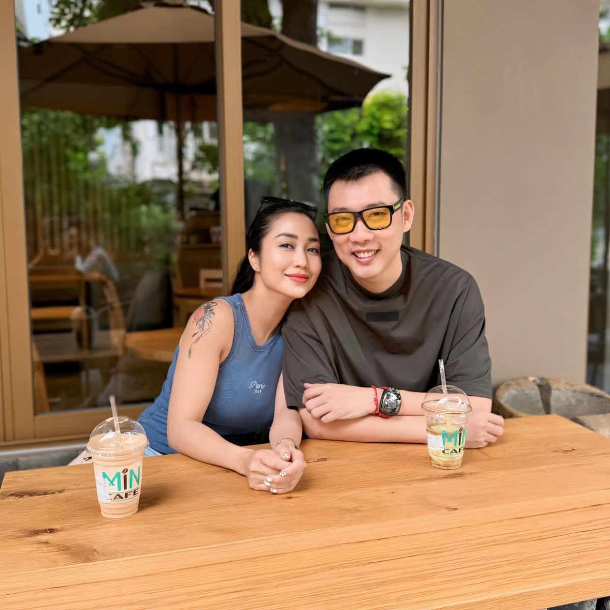 Ốc Thanh Vân khoe ảnh tình tứ bên ông xã Trí Rùa với chú thích dí dỏm: “Tin tui đi, đang êm lắm”. Cô cùng các con đang trở về Việt Nam thăm gia đình sau nhiều tháng sinh sống tại Australia. (Nguồn: FBNV)