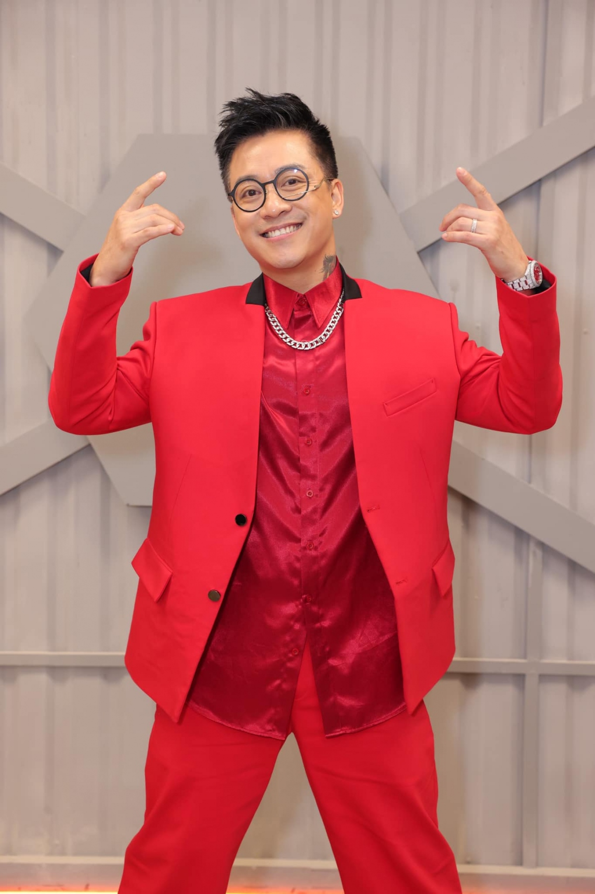 Tuấn Hưng đăng tải ảnh hậu trường chương trình “Anh trai vượt ngàn chông gai” trong bộ trang phục đỏ rực. “Vượt chông gai thì phải làm sao? Vượt chông gai thì phải hết mình thôi”, nam ca sĩ chia sẻ. (Nguồn: FBNV)