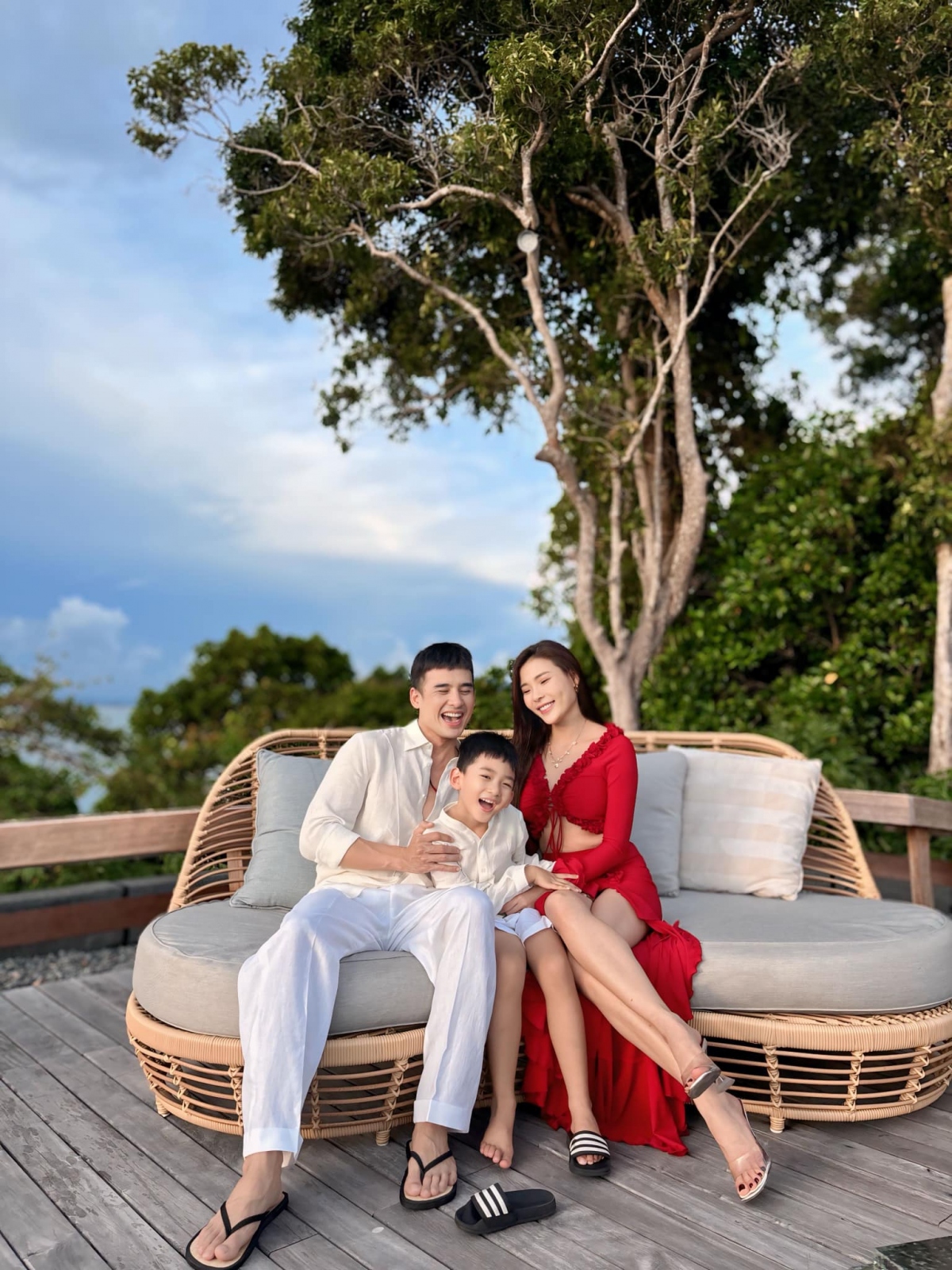 Thúy Diễm sinh năm 1986, từng là người mẫu ảnh. Cô góp mặt trong các bộ phim như Gia đình là số 1, Vợ chồng Đậu thời @, Sui gia khắc khẩu, Những phận đời trớ trêu… Gần đây, Thúy Diễm gây ấn tượng với vai cô nàng đanh đá Mỹ Đình trong phim Trạm cứu hộ trái tim. Lương Thế Thành sinh năm 1982, là một diễn viên quen mặt với khán giả truyền hình. Anh từng ghi dấu ấn khi tham gia trong phim: Mùi ngò gai, Miền đất phúc, Cổng mặt trời, Lối sống sai lầm, Ra giêng anh cưới em…