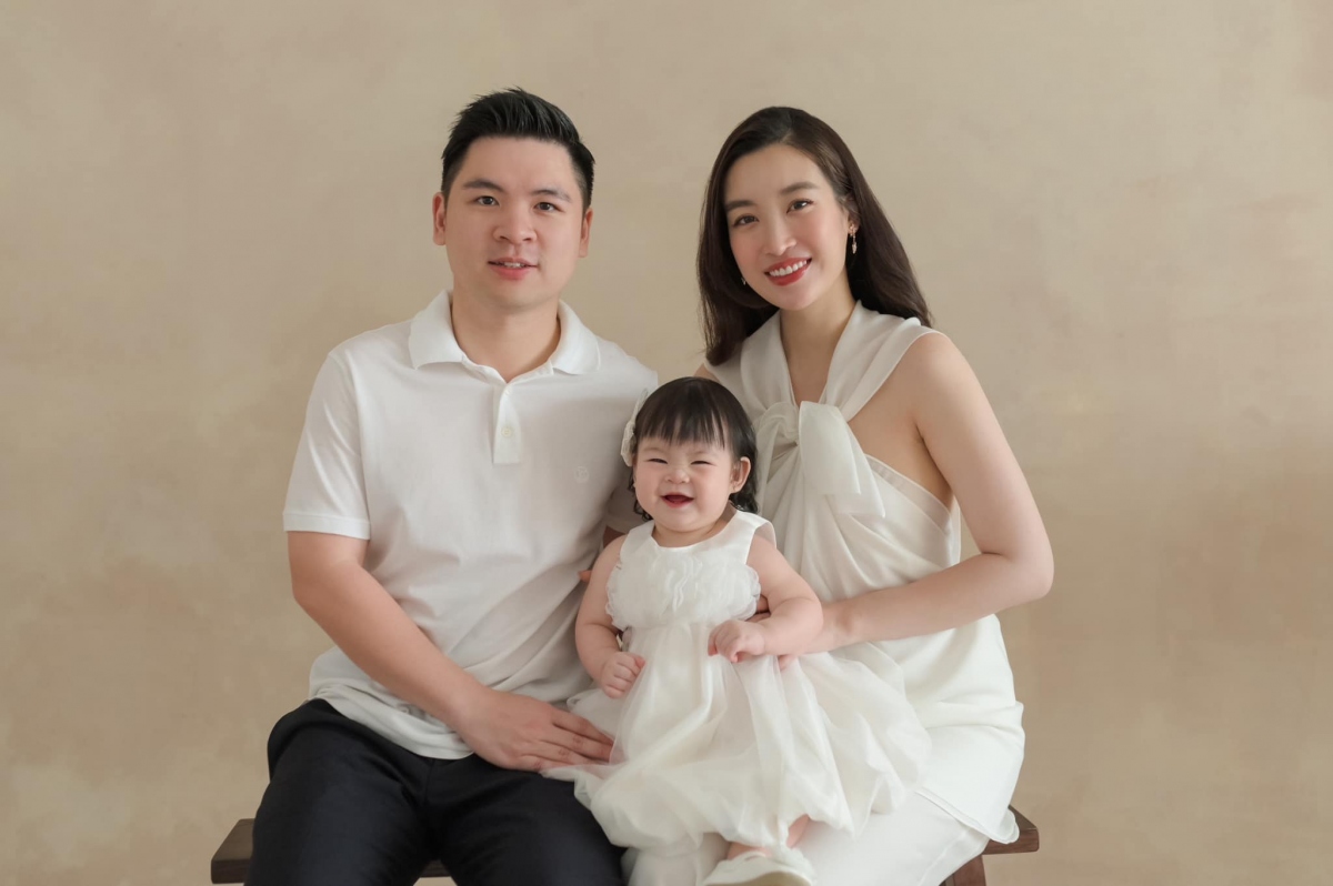 Trong Chuyện showbiz 5/7, Hoa hậu Đỗ Mỹ Linh đăng tải hình ảnh gia đình chụp cùng ông xã Đỗ Vinh Quang và con gái. Đây là lần đầu tiên Đỗ Mỹ Linh công khai hình ảnh con gái đầu lòng trên mạng xã hội. "Chúc mừng con gái yêu đã chính thức có tuổi. Cảm thấy trưởng thành quá đi", nàng hậu chia sẻ nhân dịp sinh nhật con gái tròn 1 tuổi. Tiểu thư hào môn diện chiếc váy trắng, khuôn mặt bầu bĩnh đáng yêu và được nhận xét giống hệt bố. (Nguồn: FBNV)