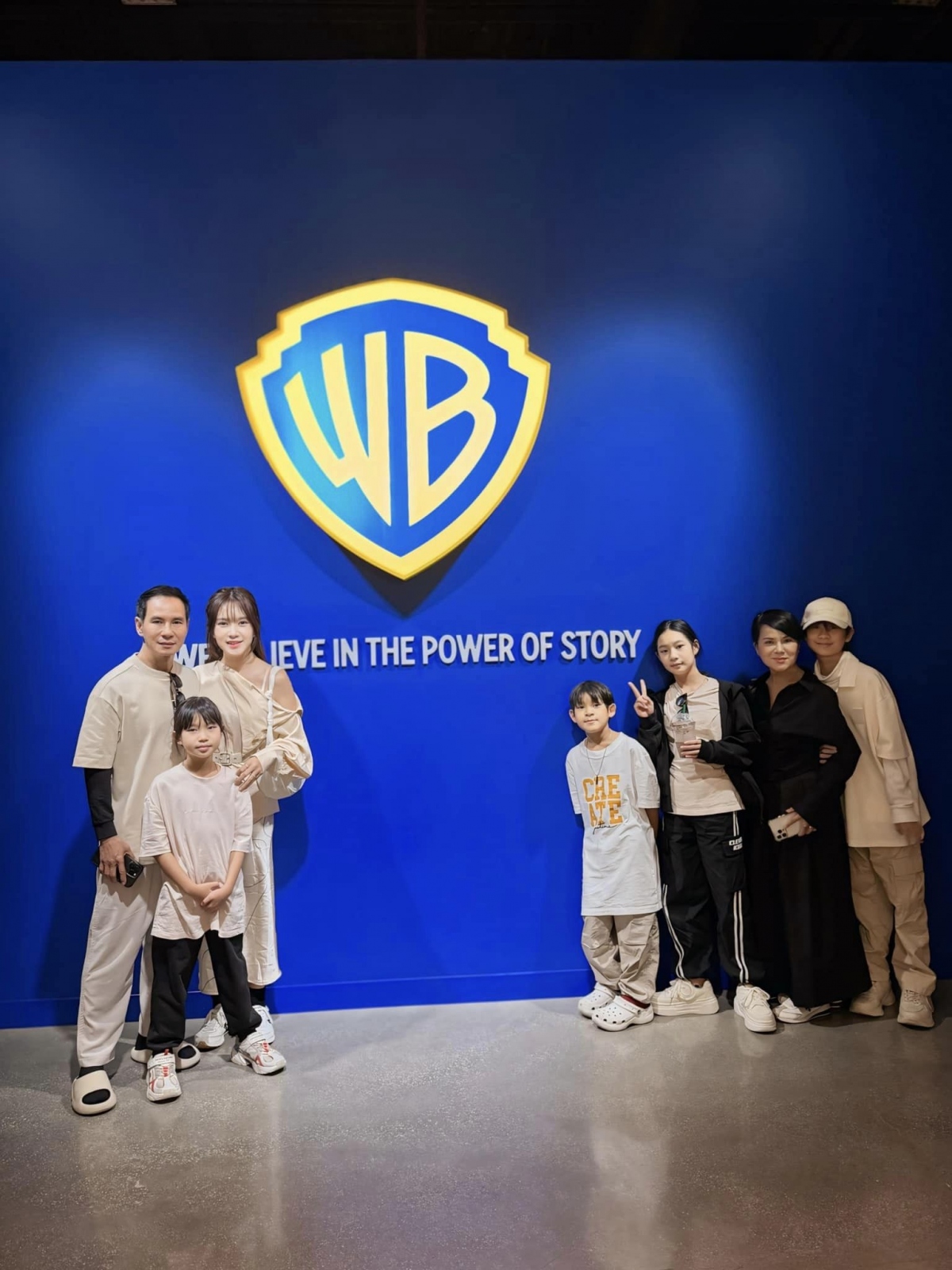Vợ chồng Lý Hải – Minh Hà đưa các con đi thăm Warner Bros. Studio. Minh Hà chia sẻ: “Warners Bros. Studio không to và không hoành tráng như Universal Studio nhưng lại mang một nét rất riêng, gần gũi và hoàn toàn không giống Universal hay Disney nhưng vẫn mang đến những trải nghiệm thích thú”.