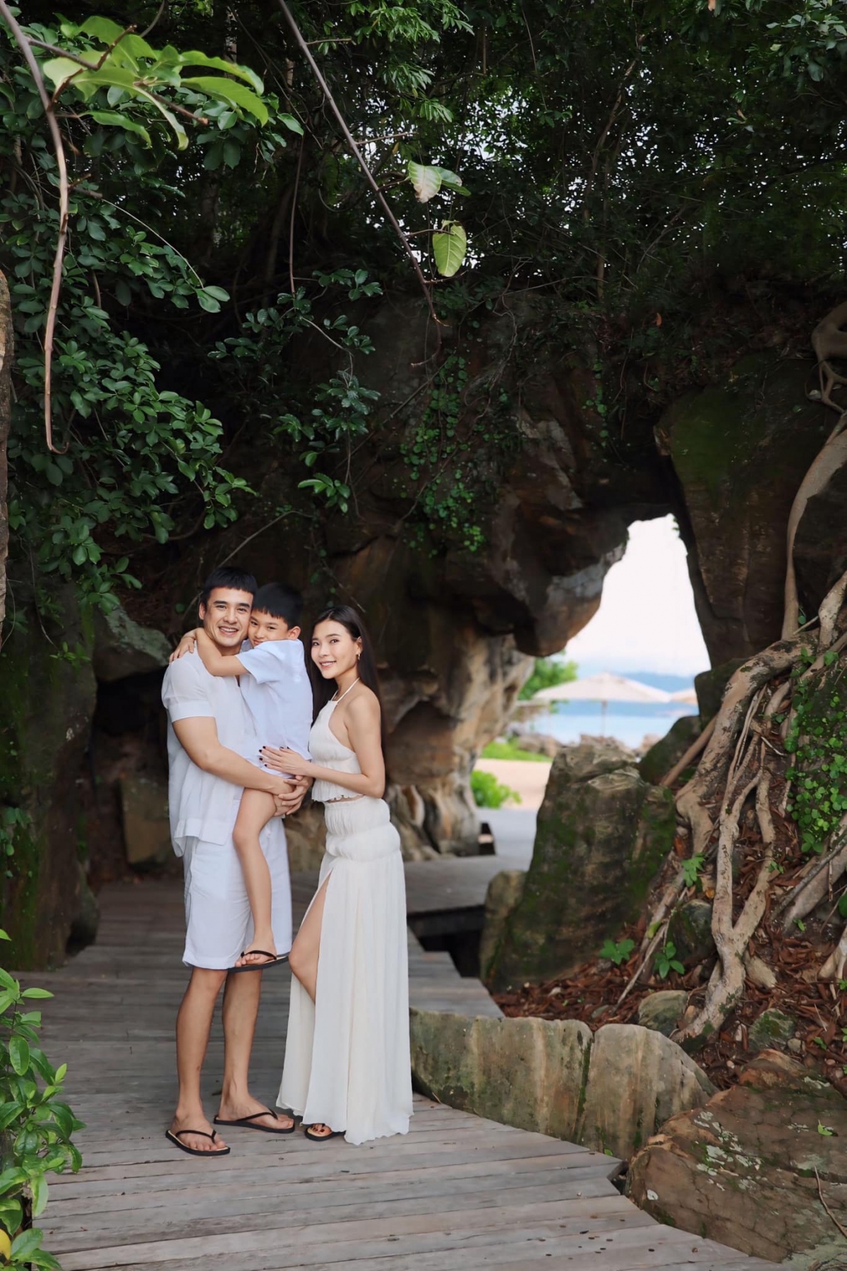 Dù đã bên nhau trong thời gian khá dài và đã có với nhau một cậu con trai kháu khỉnh, tình cảm mặn nồng như thuở mới yêu của cặp đôi Lương Thế Thành - Thúy Diễm vẫn luôn khiến bạn bè, người thân và các khán giả phải "ghen tỵ".