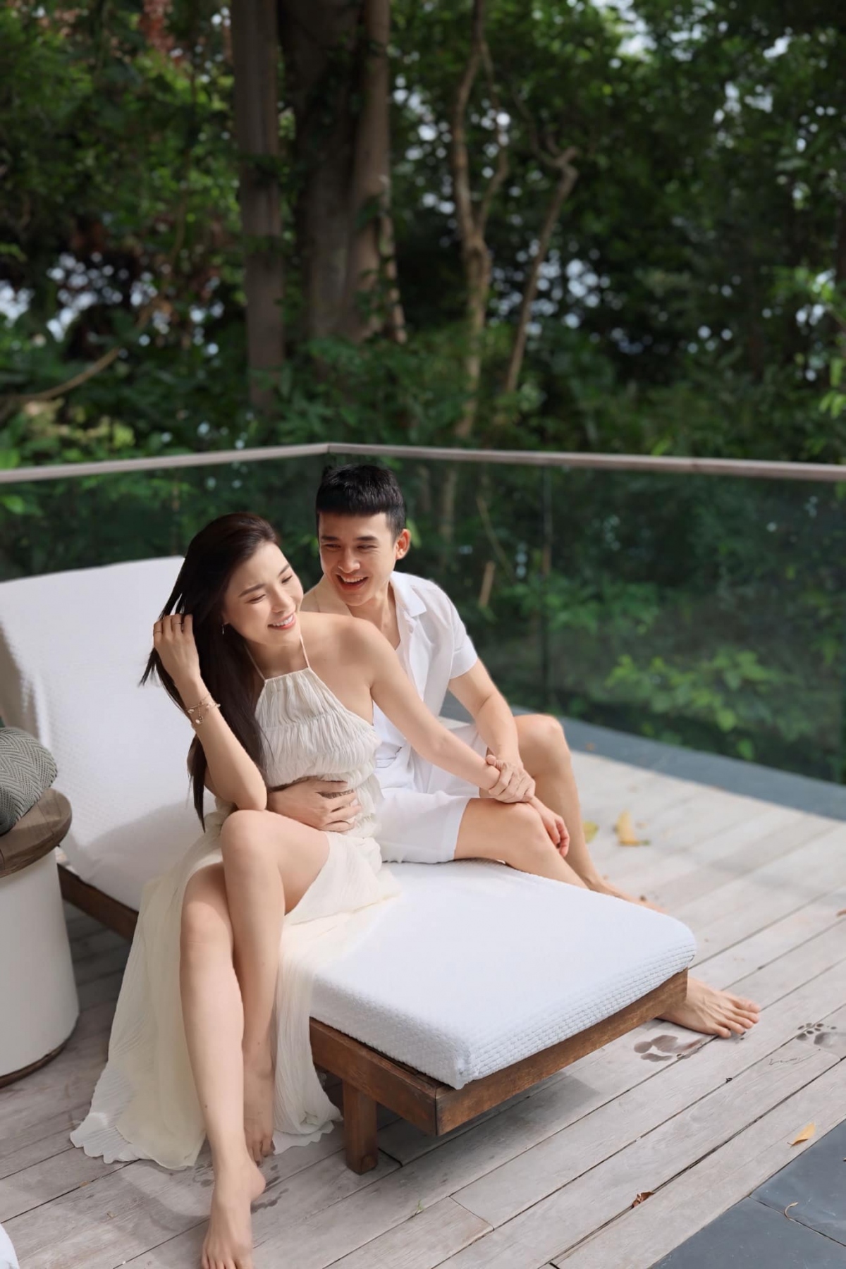 "Một chuyến đi mừng tuổi mới thật tuyệt vời với cảnh đẹp , thức ăn ngon và bên những người thương yêu", Thúy Diễm chia sẻ trên trang cá nhân. Bên dưới bài đăng, khán giả dành nhiều lời khen cho tổ ấm hạnh phúc của cặp đôi: "Ngưỡng mộ gia đình"; "Trai tài gái sắc. Hạnh phúc viên mãn nhé"; "Hai vợ chồng trẻ quá". Một khán giả còn dí dỏm bình luận rằng, sau chuyến đi này liệu gia đình Thúy Diễm - Lương Thế Thành có đón thêm thành viên mới không?  