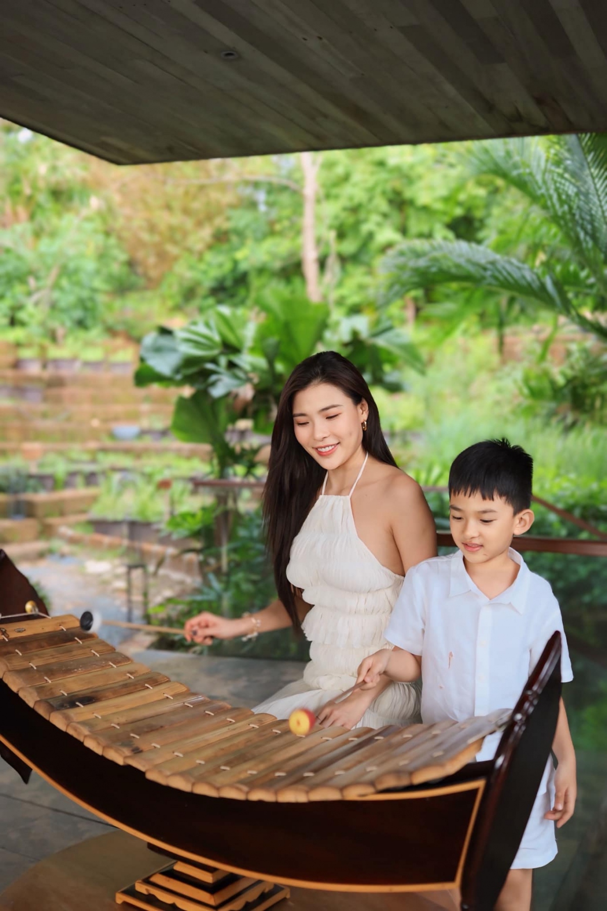 Vài ngày trước, Thúy Diễm khiến khán giả bất ngờ khi có động thái liên quan đến chuyện bị đồn mang thai em bé thứ hai. Tuy nhiên, Thúy Diễm cho biết “em bé” là món quà của Lương Thế Thành dành tặng vợ, đó là một con gấu bông. 