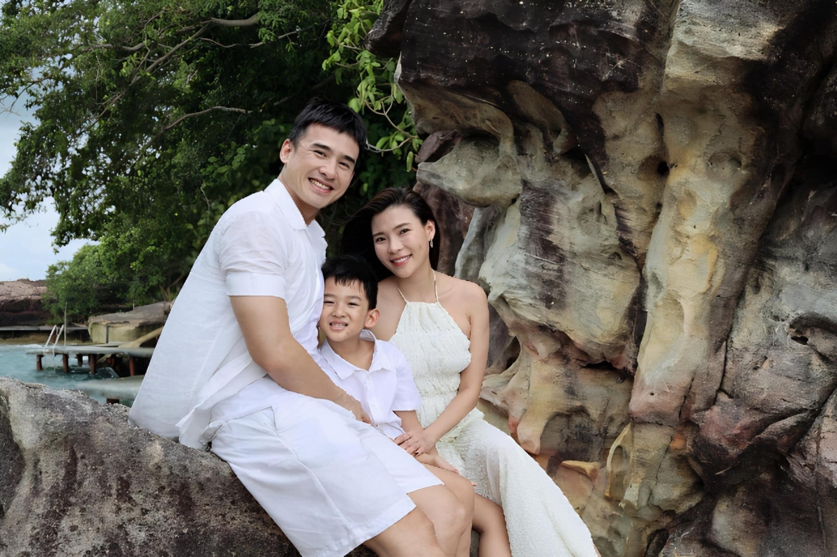 Lương Thế Thành cũng dành những lời chúc ngọt ngào nhất bà xã Thúy Diễm: "Chúc em người yêu trọn đời của anh tuổi mới thật nhiều sức khoẻ, luôn trẻ đẹp và vui tươi, thành công trong cuộc sống, năm mới với thật nhiều dự án phim hay và thành công. Anh và con sẽ luôn luôn bên cạnh em những lúc em cần".