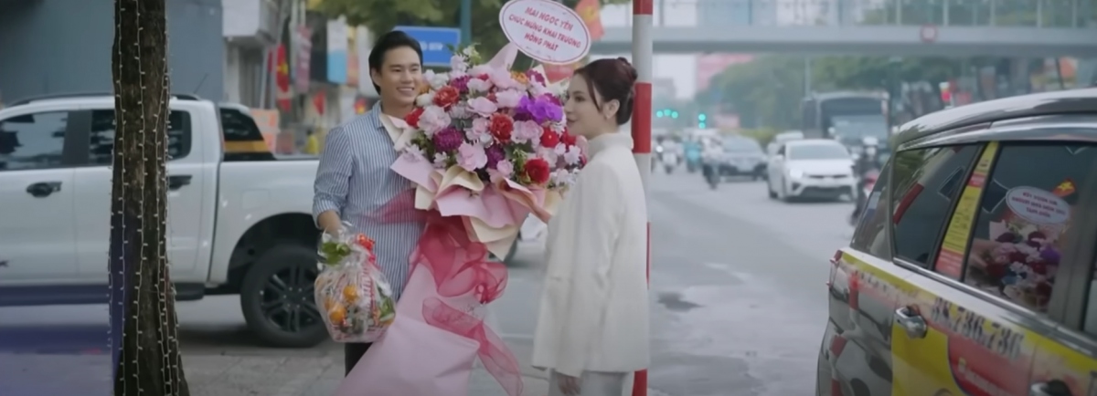 Yên mang hoa đến chúc mừng Hùng khai trương cửa hàng