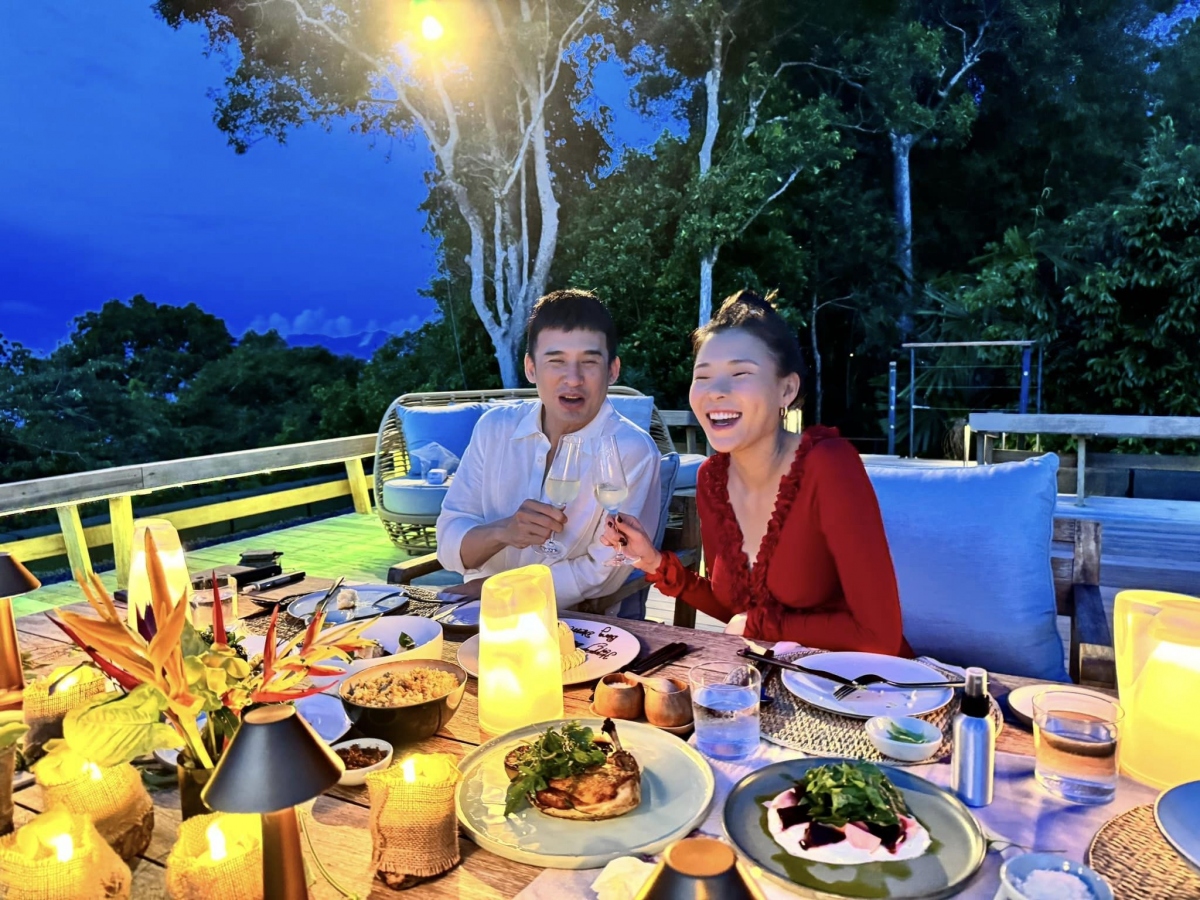 Có chồng là người làm cùng nghề nên Thúy Diễm nhận được sự đồng cảm, chia sẻ từ nửa kia trong công việc. Mỗi khi có bộ phim mới, nữ diễn viên đều kể cho chồng nghe về vai diễn của mình. Thúy Diễm luôn dành những lời có cánh khi nói về ông xã: "Anh Thành luôn là chỗ dựa tinh thần vững chắc của tôi. Anh ấy không chỉ là chồng mà còn là đàn anh trong nghề, tôi luôn hỏi ý kiến và được anh hướng dẫn diễn xuất".