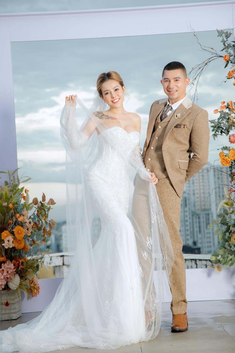 Ca sĩ Lương Bằng Quang và DJ Ngân 98 đã đăng ký kết hôn, đang lên kế hoạch tổ chức đám cưới sau 7 năm yêu nhau. Nhân dịp 7 năm hẹn hò, Lương Bằng Quang tung bộ ảnh cưới đã chụp cách đây một năm, hé lộ đang chuẩn bị cho ngày trọng đại.