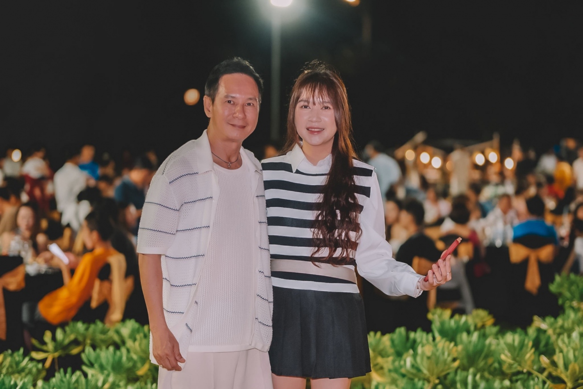 Vợ chồng Lý Hải – Minh Hà tổ chức tiệc cảm ơn ekip Lật Mặt 7. “Làm hết sức, chơi hết mình. Nhớ mãi chuyến đi này”, Minh Hà chia sẻ trên trang cá nhân. Tính đến đầu tháng 6, doanh thu Lật mặt 7 là hơn 461 tỷ đồng. (Nguồn: FBNV)
