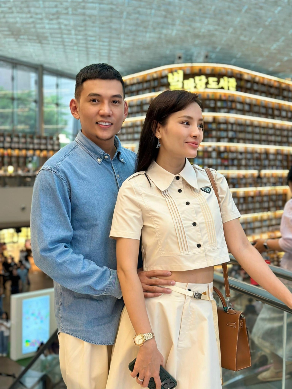 Ca sĩ Phương Trinh Jolie và chồng - diễn viên Lý Bình đi du lịch ở Hàn Quốc. "Thư viện lớn nhất ở Seoul, nơi quay rất nhiều bộ phim nổi tiếng của Hàn, thư viện mà đẹp quá sức luôn đó cả nhà", nữ ca sĩ chia sẻ.