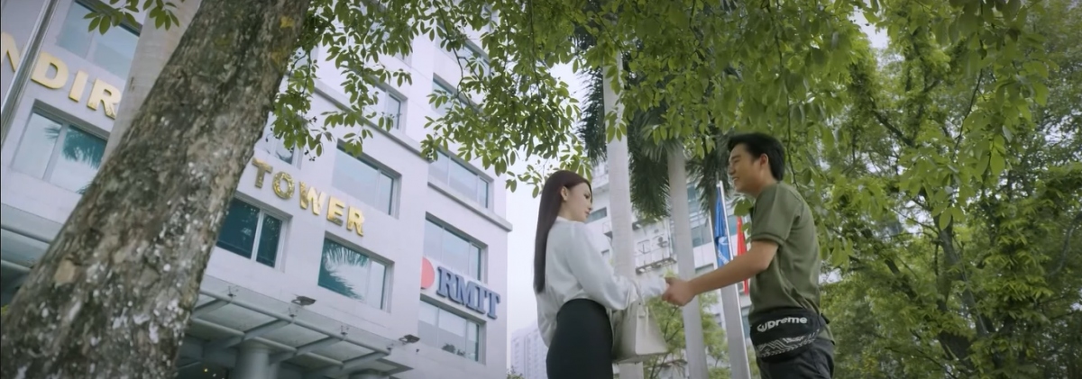 Hùng chẳng ngại ngần cầm tay và nói nhớ Yên