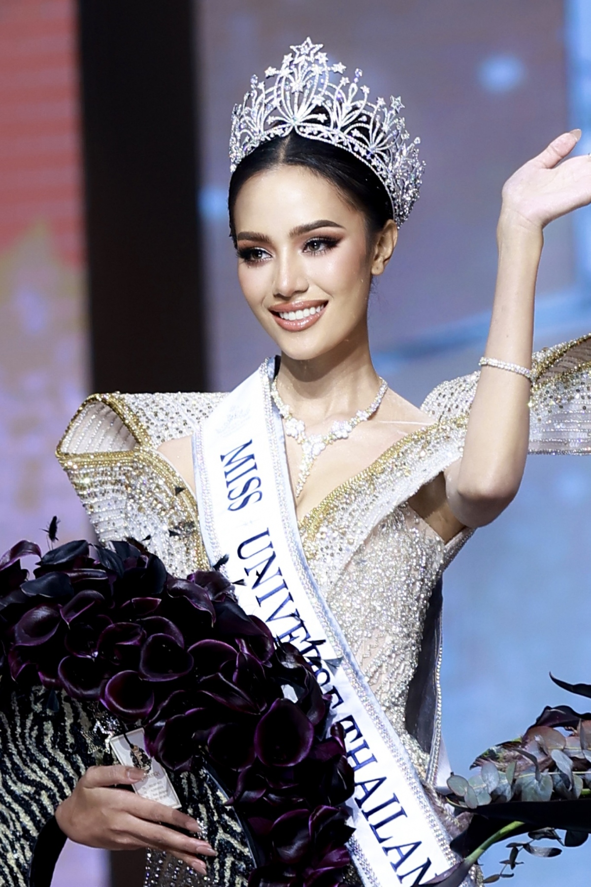 Opal Suchata Chuangsri từng thi Hoa hậu Hoàn vũ Thái Lan 2022. Cô lọt Top 5 cuộc thi, được đôn lên vị trí Á hậu 2 sau khi Á hậu 1 bị tước danh hiệu. Năm nay, Opal Suchata Chuangsri nhận được sự ủng hộ lớn từ khán giả khi trở lại cuộc thi. 