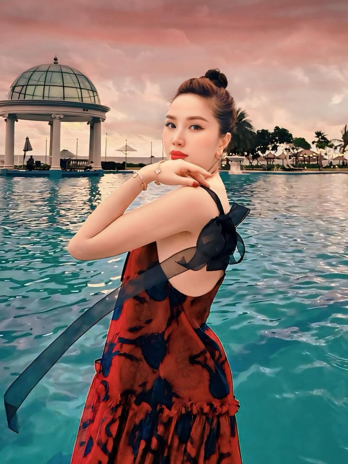 Bảo Thy khoe loạt ảnh hạnh phúc bên chồng trong chuyến du lịch. “Nép vào anh, vào hoàng hôn nắng chiều, em thầm gọi cảm giác đó là yêu”, Bảo Thy viết (Nguồn: FBNV)