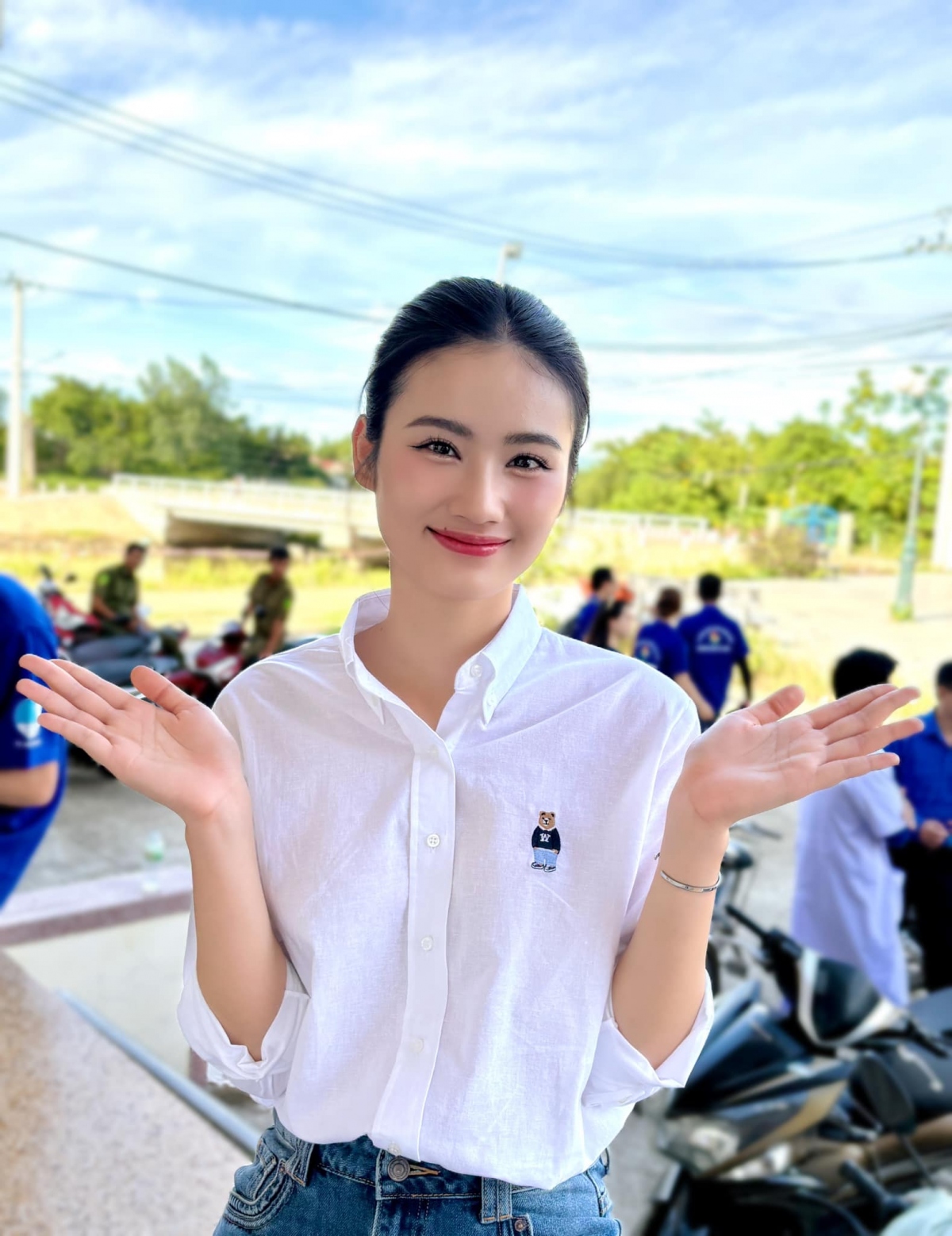 Hoa hậu Ý Nhi gây chú ý khi đăng tại Bình Định, quê nhà của cô. Nhiều người cho rằng, nàng hậu đang về thăm nhà sau lịch trình làm việc dày đặc kể từ khi về nước sau 8 tháng du học Australia. (Nguồn: FBNV)