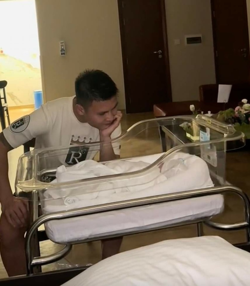 Chuyện showbiz 15/7: Tiền vệ Quang Hải và vợ là Chu Thanh Huyền đã đón con trai đầu lòng. Cầu thủ Quang Hải thức đêm chăm quý tử, hạnh phúc ngắm thiên thần nhỏ. Em bé được gọi với tên thân mật ở nhà là Lido. Theo những tiết lộ từ người thân, em bé có nét giống cả mẹ và bố. (Nguồn: FBNV)