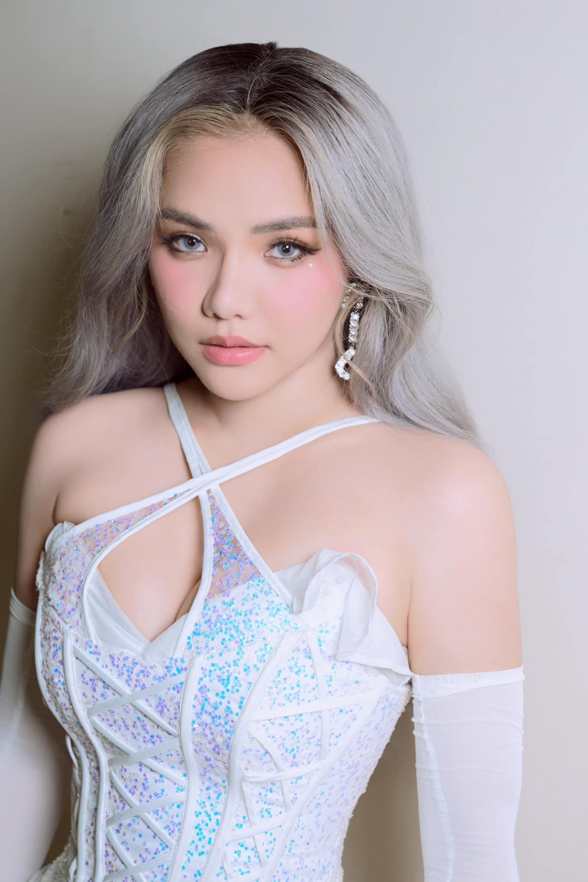 Myra Trần khoe nhan sắc xinh như búp bê. “Người ta thì flexing. Em không flex, nhưng em ‘xing’ (xinh)”, nữ ca sĩ dí dỏm chia sẻ. (Nguồn: FBNV)