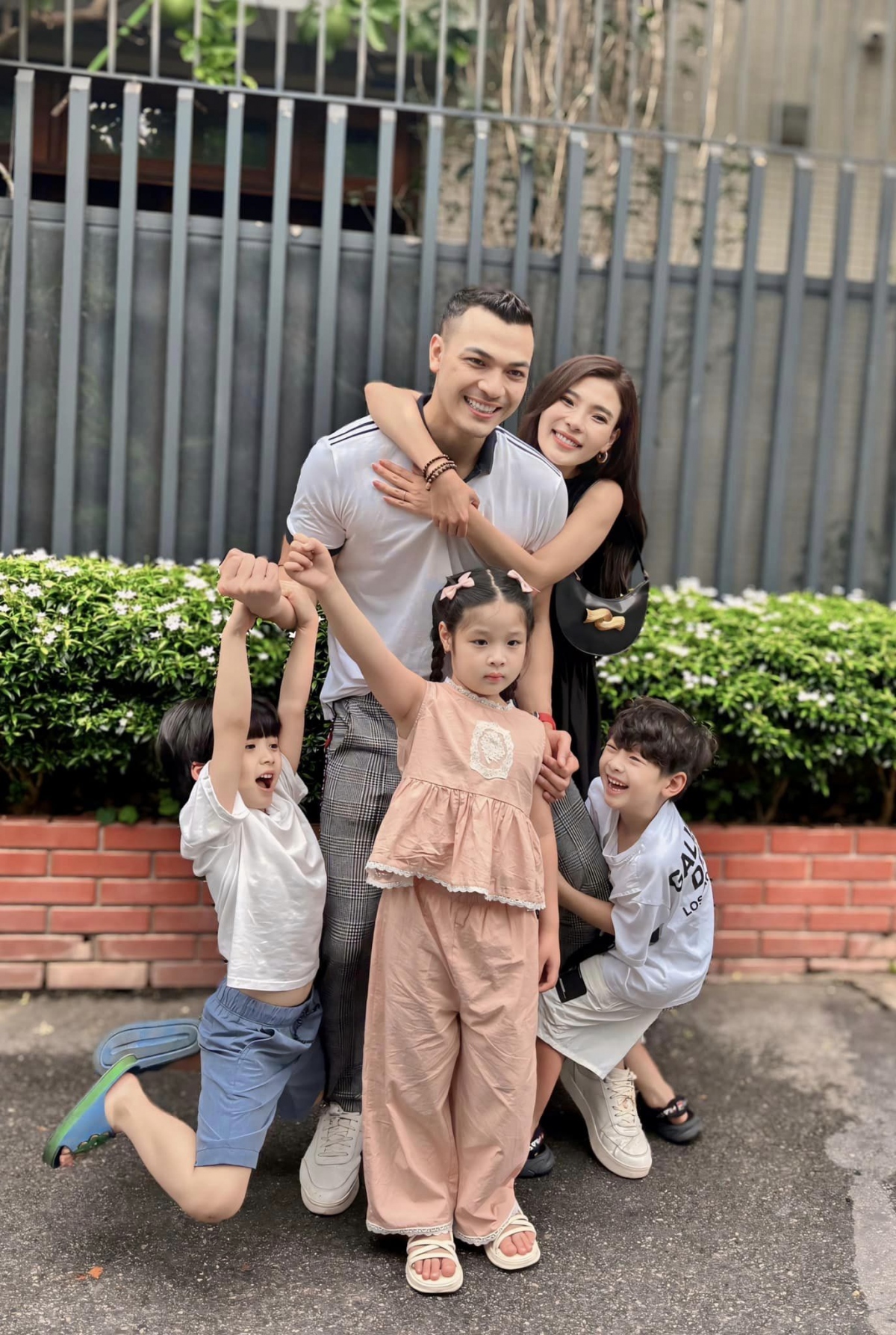 Thuý Diễm tâm sự về tổ ấm nhỏ lên trang cá nhân. Cô hài hước viết: “4 cha con mạnh khoẻ, vui vẻ ngoài miền Bắc nhé. Mẹ đi về miền Nam quay phim mới thôi. Bố Nam chăm 3 con ổn định nhá. Tạm biệt, chào đoàn kết, thân ái và quyết thắng". Kèm theo đó là loạt hình ảnh gia đình nhỏ của Thuý Diễm trong phim Trạm cứu hộ trái tim. (Nguồn: FBNV)