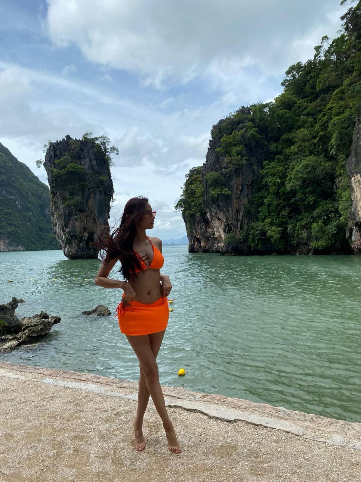 Hoàng Thùy tung ảnh đi du lịch Phuket (Thái Lan). Cô thả dáng trong bộ bikini màu nổi, khoe body săn chắc, nóng bỏng, nhất là cặp chân như kiếm Nhật.