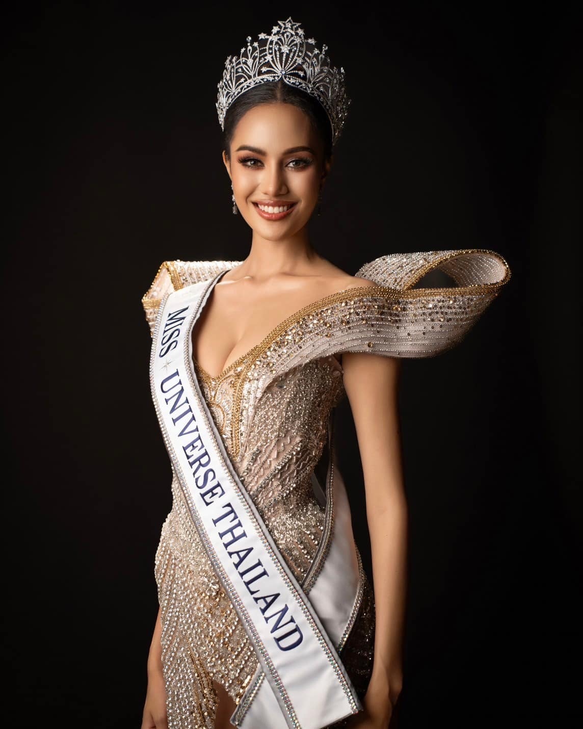 Tối 14/7, chung kết Hoa hậu Hoàn vũ Thái Lan 2024 (Miss Universe Thailand 2024) diễn ra ở Bangkok. Vượt qua 39 thí sinh, Opal Suchata Chuangsri, đại diện Bangkok, đăng quang ngôi vị cao nhất. Á hậu 1 thuộc về người đẹp Surisa Suzana Renaud. Danh hiệu Á hậu 2 gọi tên người đẹp Karnruethai Tassabut. Danh hiệu Á hậu 3, 4 lần lượt trao cho Boonyisa Chantrarachai và Maitai Suriyanyong.