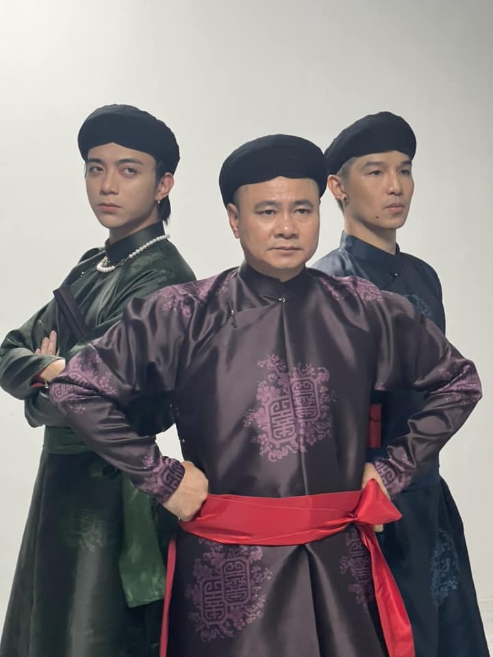 NSND Tự Long đăng ảnh hậu trường về tạo hình mới trong “Anh trai vượt ngàn chông gai”. Ở Công diễn 1, NSND Tự Long, Cường Seven và SOOBIN sẽ tạo thành nhóm Nhà Sao Sáng. (Nguồn: FBNV)