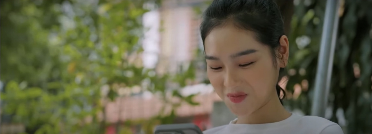 Đông tủm tỉm cười khi nhắn tin với Vinh
