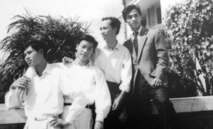 Tổng Bí thư Nguyễn Phú Trọng khi là sinh viên khoa ngữ văn (thứ hai từ trái sang)