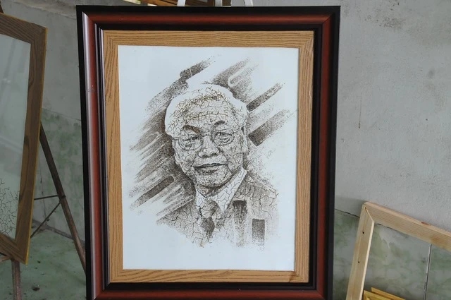 Bức tranh chân dung Tổng Bí thư Nguyễn Phú Trọng được nghệ nhân Bảy Nghĩa khắc họa từ chất liệu lá sen. (Ảnh: Duy Tân)