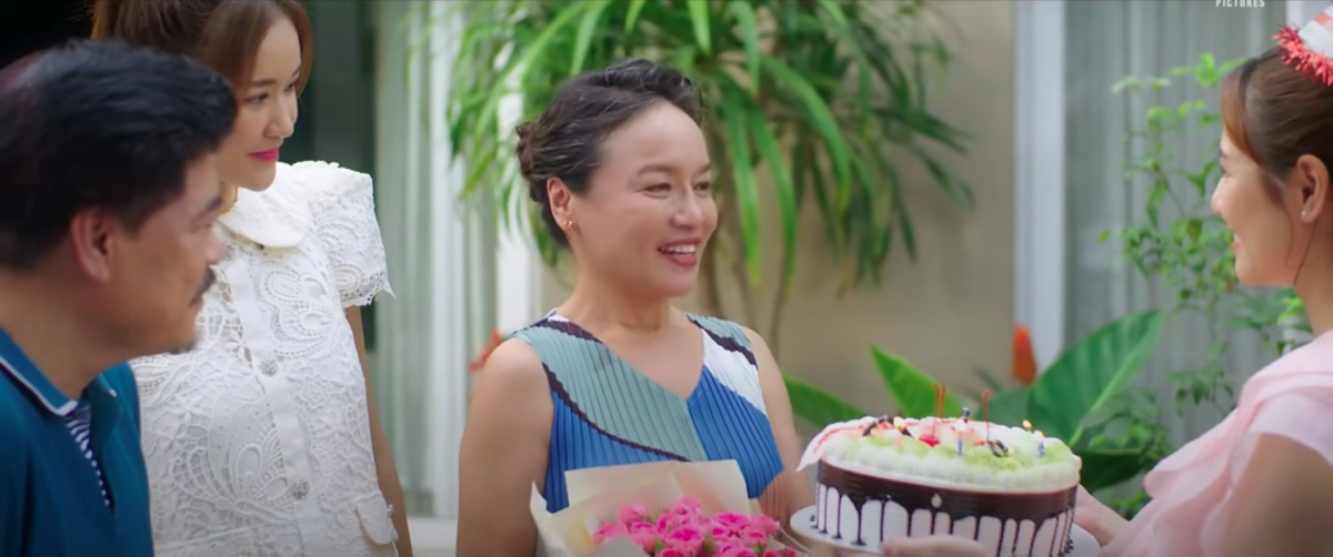 Cả nhà quây quần tổ chức sinh nhật cho bà Giang