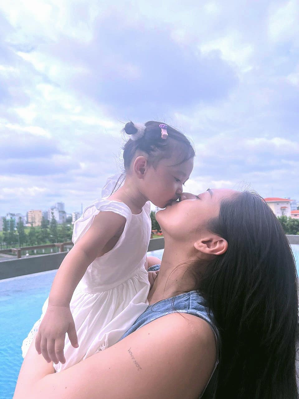 Giọng ca "Anh muốn em sống sao" vô cùng xúc động trước khoảnh khắc con gái cất tiếng nói đầu tiên. "Hôm nay Misumi kêu mẹ, tiếng mẹ đầu tiên, tôi hú hét như một đứa trẻ còn chị bé thì cười. Không có ngôn từ nào để diễn tả cảm giác này. Cảm ơn Misumi đã đến cuộc đời này. Cảm ơn con", Bảo Anh vỡ òa hạnh phúc.