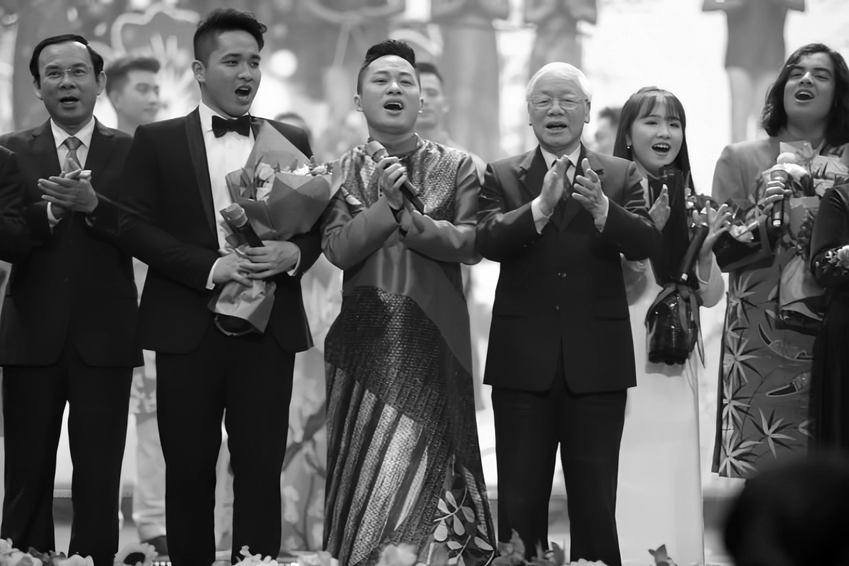 Ca sĩ Tùng Dương vinh dự đứng cạnh Tổng Bí thư Nguyễn Phú Trọng trong chương trình "Xuân quê hương" năm 2019. Ảnh: NVCC