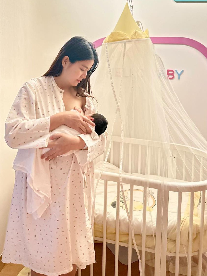 Kha Ly thừa nhận còn nhiều bỡ ngỡ khi lần đầu làm mẹ