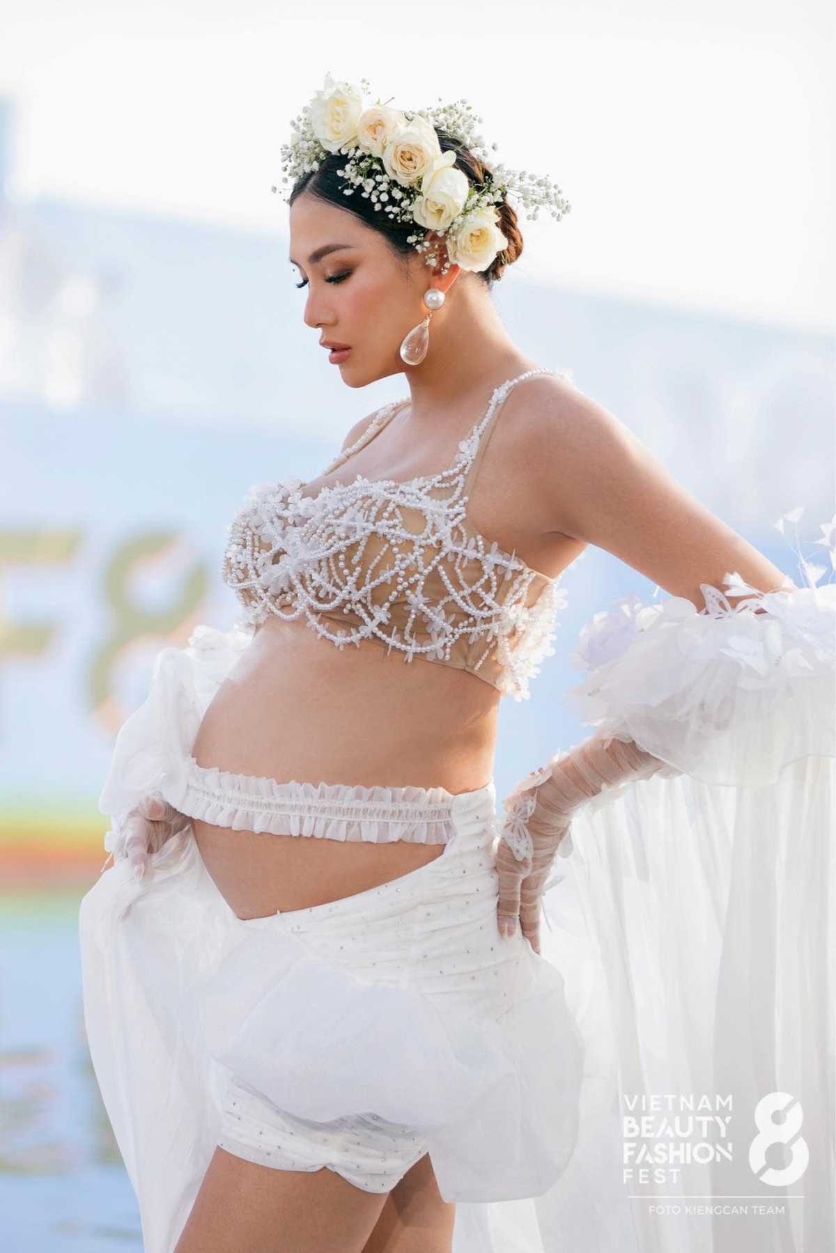 Tại Vietnam Beauty Fashion Fest 8, thuộc khuôn khổ cuộc thi Miss Grand Vietnam 2024, ngày 29/7, Võ Hoàng Yên khiến khán giả trầm trồ khi vác bụng bầu 8 tháng lên sàn diễn thời trang. Đảm nhận vai trò vedette, cô gây ấn tượng khi thể hiện những bước catwalk chuyên nghiệp, thể hiện nét sexy trên sàn diễn dù đang mang bầu. "Một hành trình sắp đến chặng cuối thật tuyệt vời. Mong con ra đời cũng sẽ thật nhiều năng lượng như mẹ con nhé", nữ siêu mẫu chia sẻ.