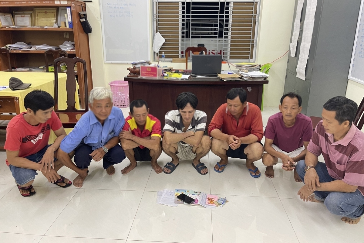 Ngày 2/7, lực lượng CSHS Công an thị xã Tân Châu, tỉnh An Giang đã bất ngờ ập vào một quán cà phê thuộc khu vực khóm Long Thị D, phường Long Thạnh, thị xã Tân Châu, phát hiện và bắt quả tang 7 đối tượng đang có hành vi đánh bạc dưới hình thức cá độ bóng đá ăn thua bằng tiền trong lúc đang diễn ra trận đấu giữa Pháp và Bỉ ở EURO 2024. Tại hiện trường, lực lượng Công an thu giữ: 3 điện thoại di động, 1 triệu 800 đồng trên người các đối tượng, 1 tờ giấy ghi số tiền cá cược là 19 triệu 400 ngàn đồng và một số tang vật khác có liên quan. Các đối tượng bị bắt giữ khai nhận, tờ giấy và người đứng ra ghi cá cược bóng đá ăn tiền là của Nguyễn Trung Trí (sinh năm 1980, cư trú phường Long Phú, thị xã Tân Châu, tỉnh An Giang).