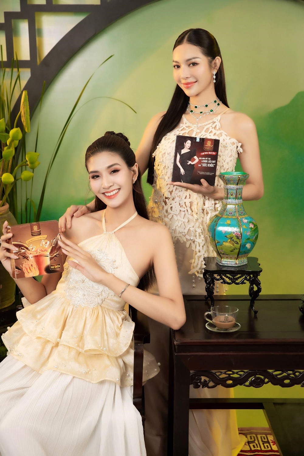 Các thí sinh vui vẻ thưởng thức những ly cà phê Laura Coffee đậm đà và sánh kẹo